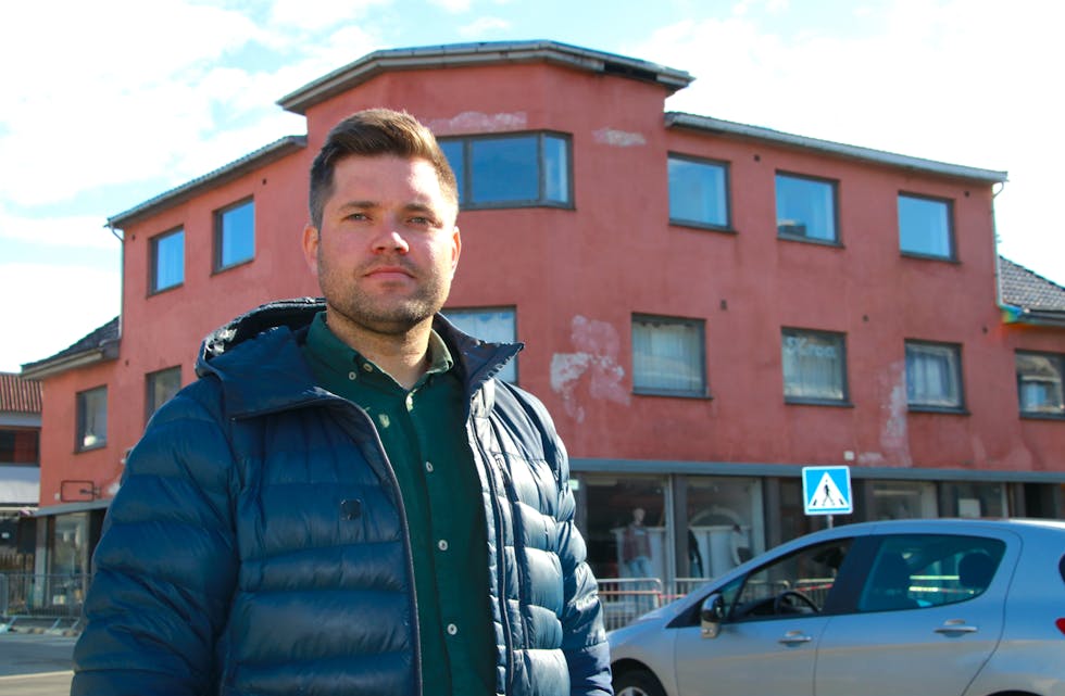 Konstituert kommunalsjef næring og samfunn, Roger Birkeland, gjer det klart at kommunen har høve til å tvinge fram ei sikring av Brugata 19, som i dag står avsperra på grunn av fare for fall av lause byggdelar.