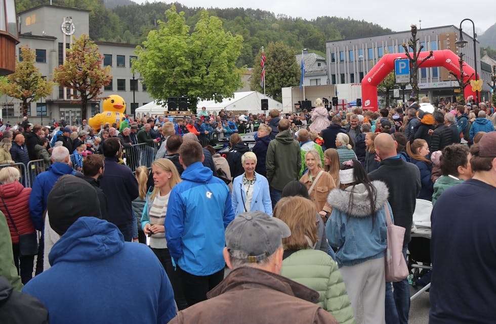 Vêret la ingen dempar på oppmøtet i sentrum laurdag.