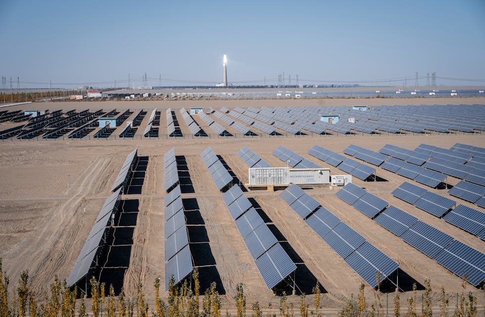Solkraftanlegg kan legge band på store areal. Her det gigantiske solkraftverket Gansu Dunhuang Solar Park i Kina, som er det største i verda.
