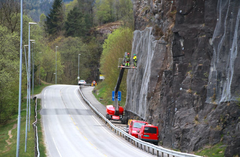 FV520 mellom Nestunnelen og Trosavika vil bli prega av arbeid i fjellsida ei stund til.