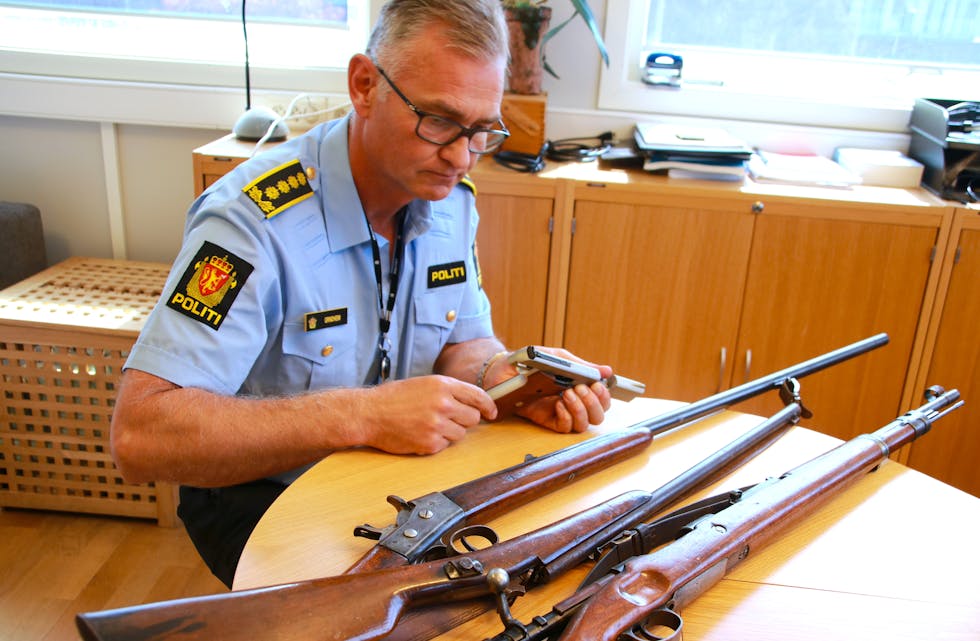 Bildetekst:



Jarle Grindheim ved Sauda politistasjon fortel at det ofte er eldre våpen som blir levert inn. Her i Sauda er heile 21 våpen levert inn denne amnestiperioden.