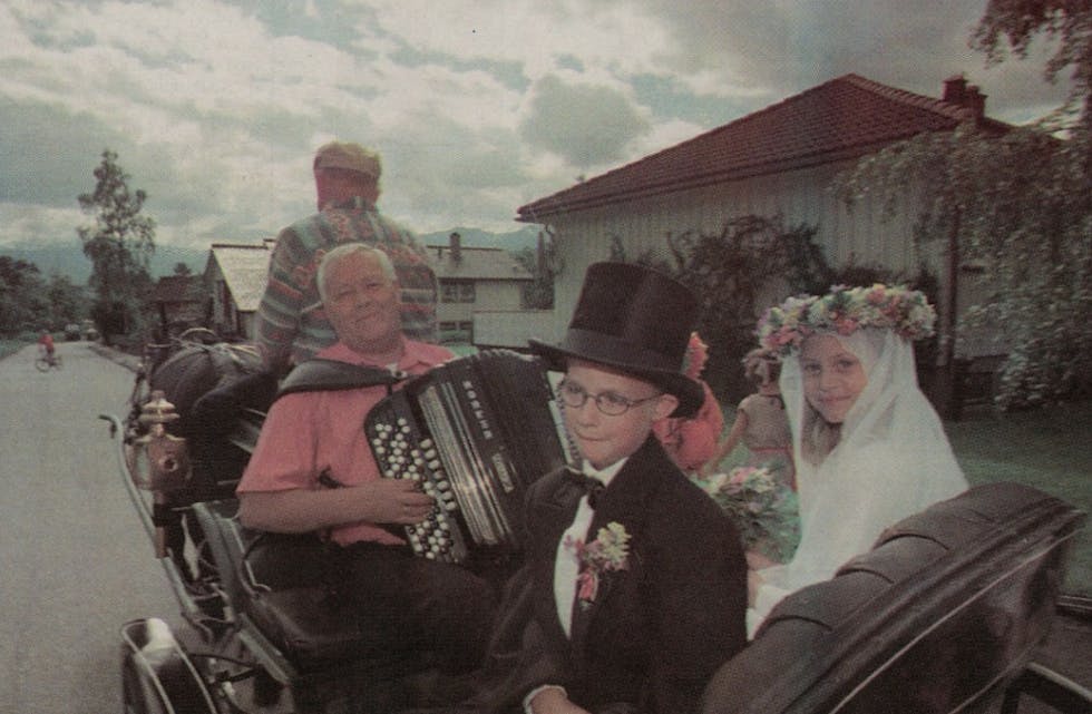I 1998 blei det gjennomført St. Hans-feiring på Rød med brudefølge. Ivar Handeland og Karina Fiveland var brudeparet for dagen. Andedammens Venner gjeninnførar tradisjonen.