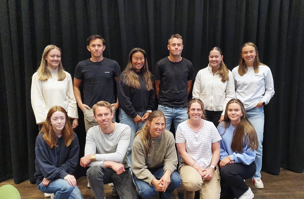 Bak fra venstre: Silje Håheim, Jan Philip Årtun, Ingeborg Frøystad, Tage Tverå, Stine Håheim og Juni Hordvik. Foran fra venstre: Marthe Ljung, Magnus Djuve Vågen, Guro Fløgstad Håvik, Siri Holm Stråbø og Elin Sandal. Ikke med på bildet: Sofie Lucas.