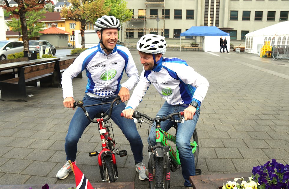 Cato Søndenå Karbøl (til venstre) og Paul Løyning, her med høveleg sykkelutstyr, håper hundrevis av ungar tar utfordringa og blir med på «Tour of Norway for kids» sitt arrangement i sentrum i dag, tysdag.