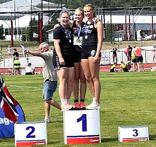 Rein Rogaland-pall i kulestøyt-konkurransen. Hanna Haugsvær (Haugesund IL), Inga Rabben Reimers (Sandnes IL) og Maria Pedersen Døske (Haugesund IL).