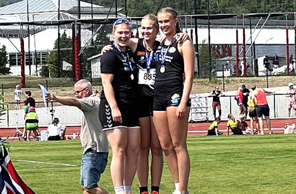 Rein Rogaland-pall i kulestøyt-konkurransen. Hanna Haugsvær (Haugesund IL), Inga Rabben Reimers (Sandnes IL) og Maria Pedersen Døske (Haugesund IL).