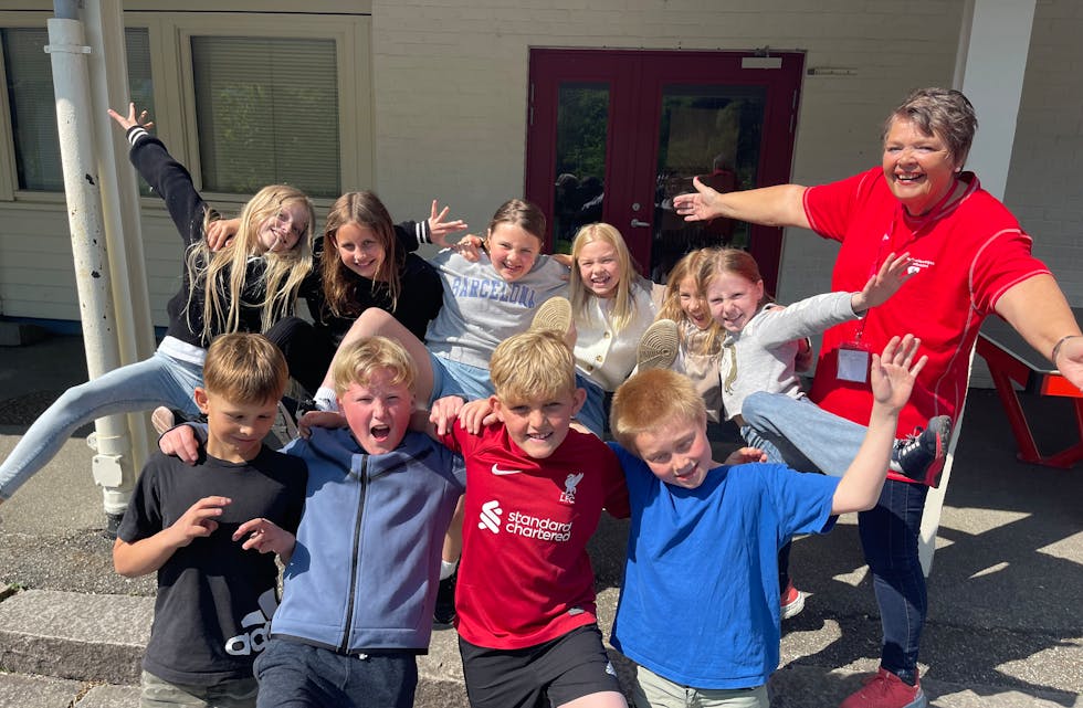 Det går 13 elevar i fjerde klasse ved Risvoll skule. Her jublar nokre av dei for premien i hoppetaukonkurransen. 