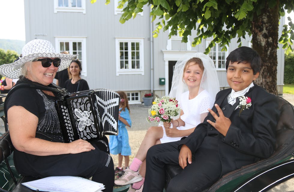 "Brudeparet" Ronja Handeland (7) og Samyar Kazemi (9), saman med Anja Huse på trekkspel. 