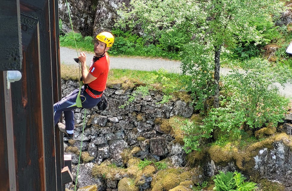 Andreas Rolfsen i arbeid med vindusvasking i Zumpthor-bygga i turistanlegga i Allmannajuvet.