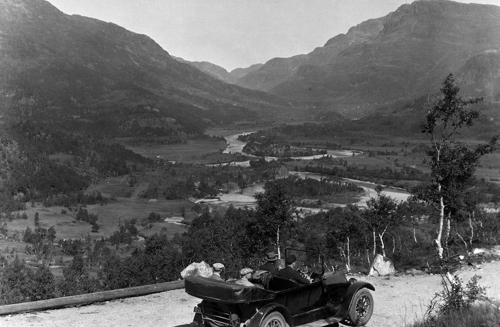 Vårturen til Sauda sogelag går til Slettedalen, her avbilda før neddemminga i 1960. 