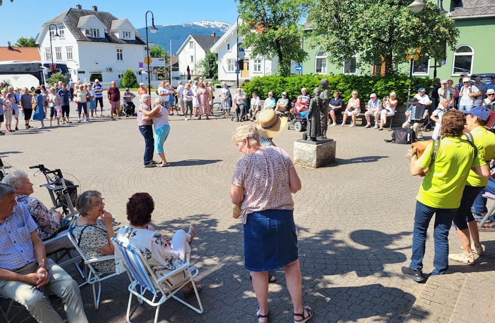 Trekkspelmusikk er ein magnet for alle som er glad i god sommarstemning. Det blei det fort, då musikken starta på bankplassen laurdag.