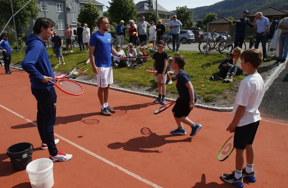 Full aktivitet på tennisanlegget i Åbøbyen, som blei offisielt opna laurdag.