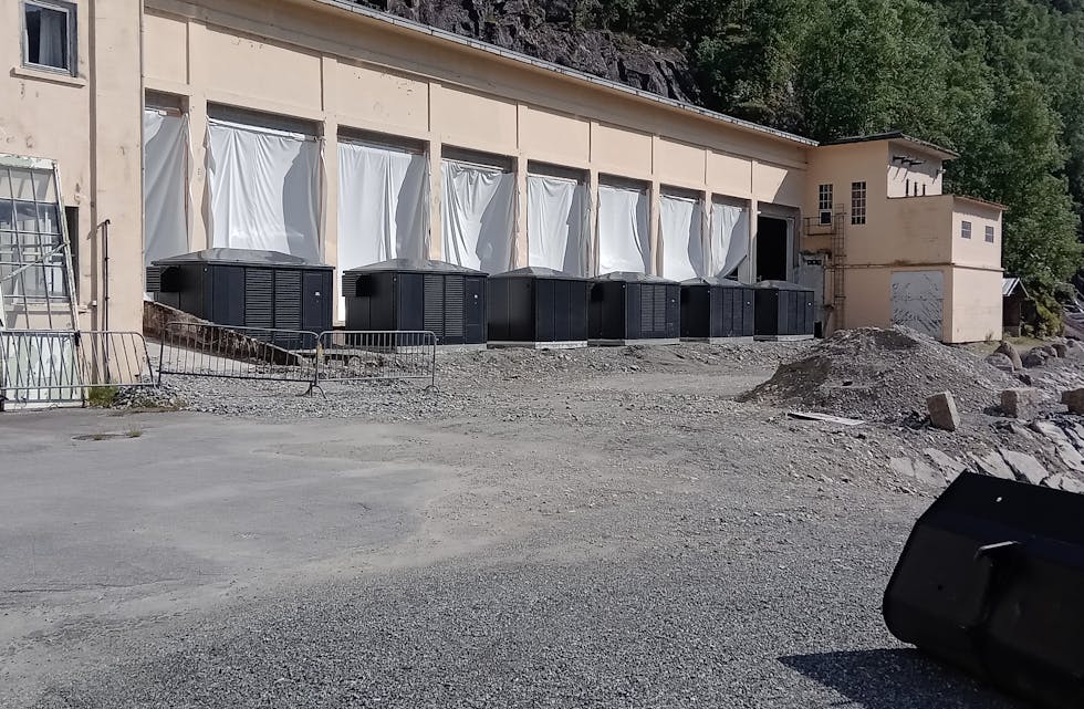 Terakraft starta opp med prøvedrift på to konteinarar i mars i år. I fleire månader stod stasjonsbygget usikra og ope. Nå har Terakraft sett opp gjerde, og det skal gjennomførast støymålingar.