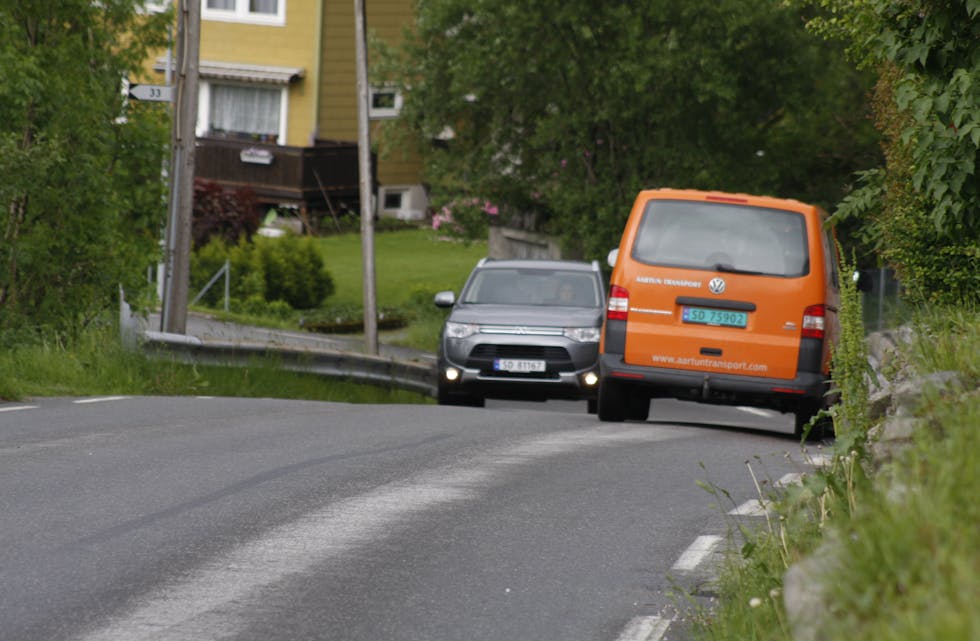 Dette strekket frå Solbrekk-krysset og opp til Brekke manglar fortau. Nå kan det snart skje noko. Dette bildet blei tatt i juni 2017, da det var håp om byggestart hausten 2017.