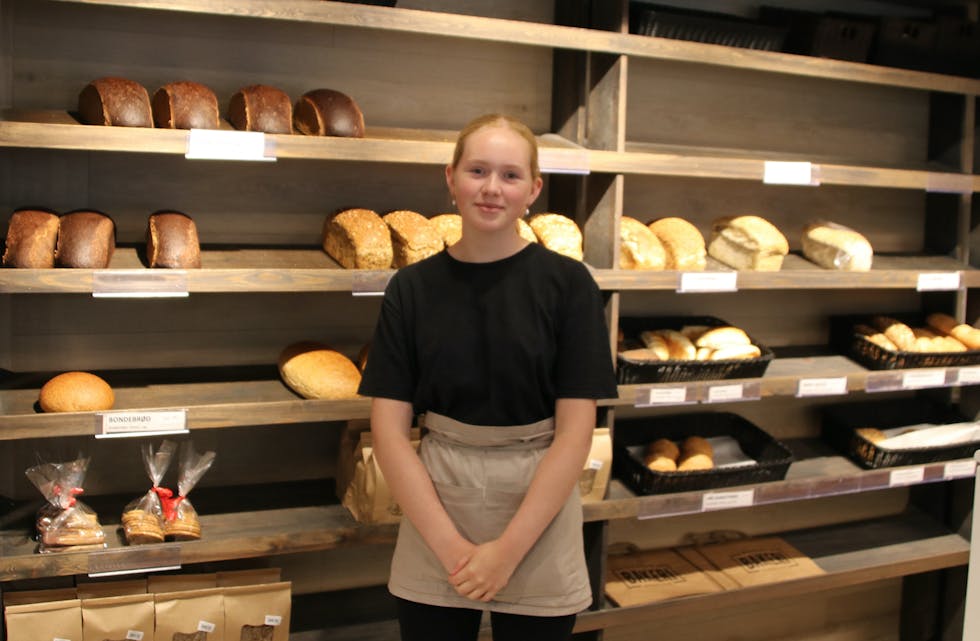 Silja Bruknapp Gjuvsland (14) har sommarjobb på Rysteg Bakeri.