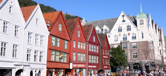 Utenlandske turistar strøymar til Norge som aldri før, og reiselivsbransjen trur på rekordsommar. Bryggen i Bergen er tradisjonelt eit av dei populære måla for turistar.