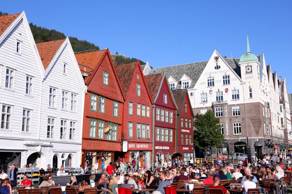 Utenlandske turistar strøymar til Norge som aldri før, og reiselivsbransjen trur på rekordsommar. Bryggen i Bergen er tradisjonelt eit av dei populære måla for turistar.