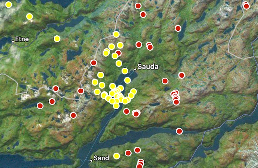Biletet viser lynnedslaga frå i går kveld, tysdag. Dei raude prikkane visar dei nyaste lynnedslaga, medan dei gule visar litt eldre lynnedslag.