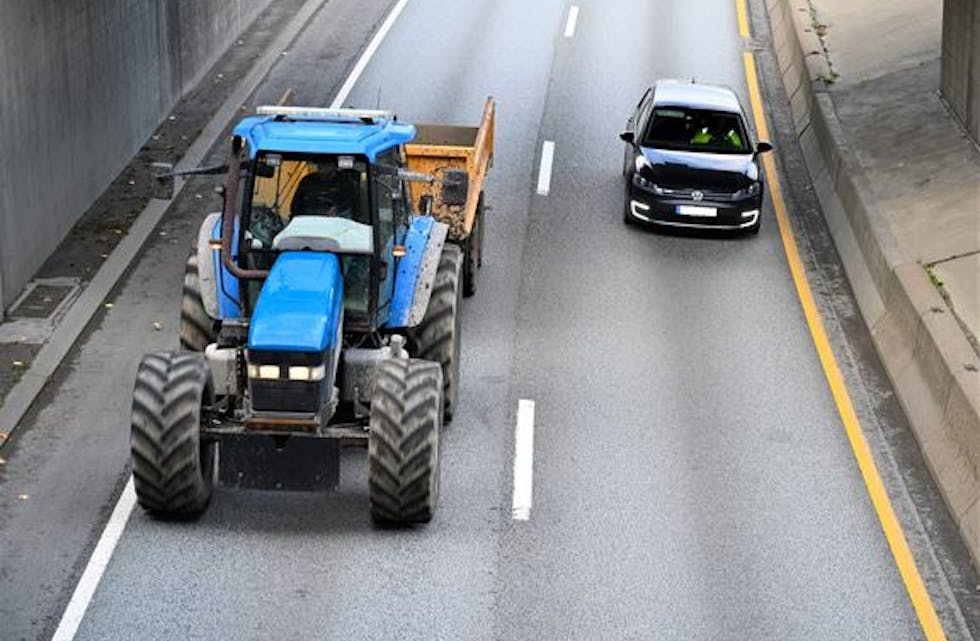 Bilde: Frå 1. august er setebelteplikten for traktor utvida. Er det belte i traktoren, skal dette brukast både i jobb og fritid.