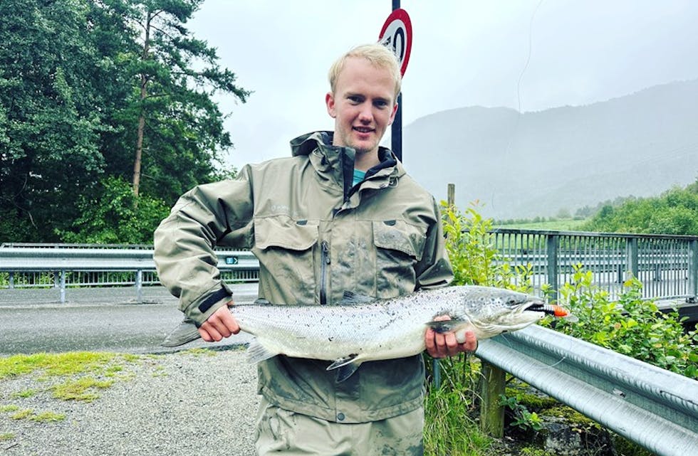 Bilde:
Thomas Håheim Lund med ein flott laks på 5,7 kilo, fanga i Storelva.
