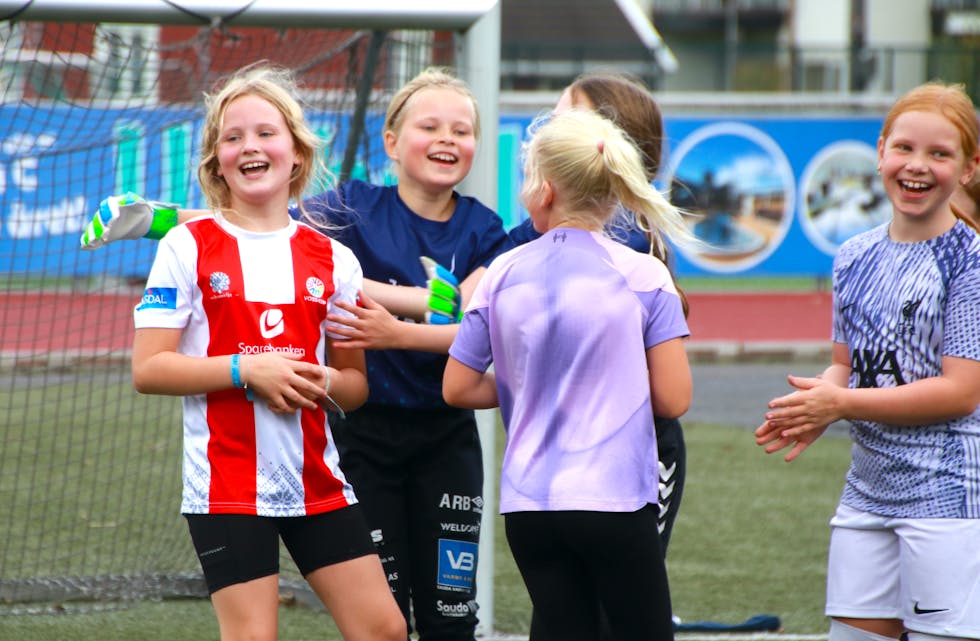 Her jublar jentene etter ei strålande scoring. Frå venstre: Kamille Birkeland Knudsen (8), Alva Rogersdottir Birkeland (8), Helmine Røyrvik Seim (8), Nora Tangeraas Birkeland (9) og Sigrid Fløgstad (8).