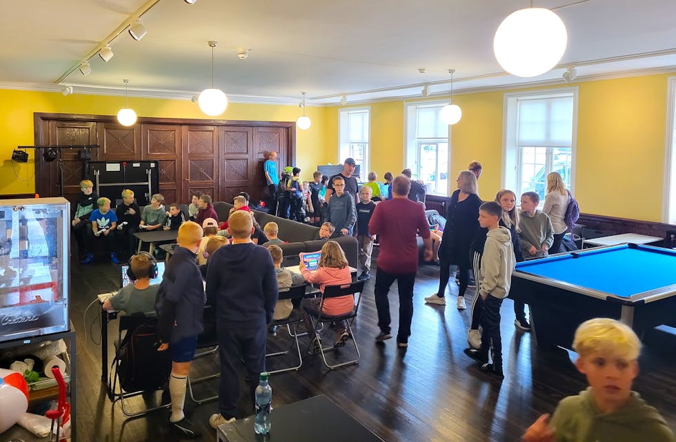 Det blei fullt hus inne i lokala til ungdomsklubben måndag kveld, då det blei arrangert gamingkveld for barn for aller første gong i Sauda.