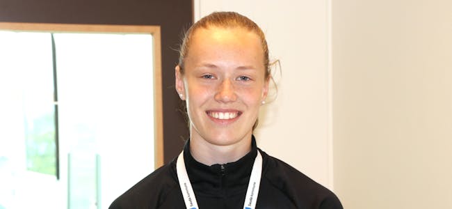 Kristiane Teig (17) har vaskejobb hos Sauda kommune.