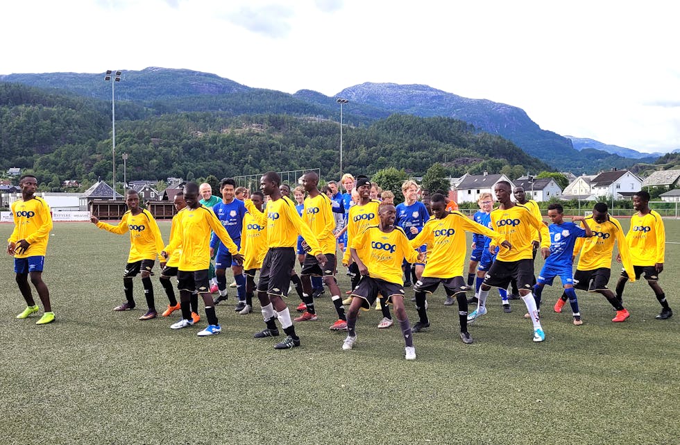 Hope Stars frå Zimbabwe møtte G14-laget til Sauda IL til vennskapskamp. Etter kampen blei saudaspelarane utfordra til afrikansk dans.