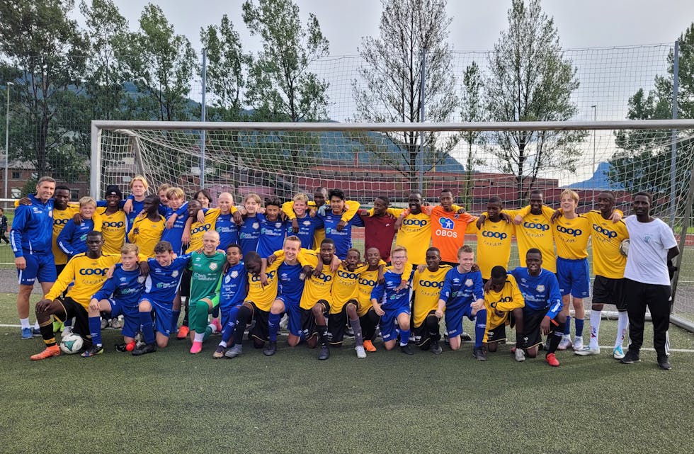 Laget Hope Stars frå Zimbabwe saman med G14-laget til Sauda idrettslag.