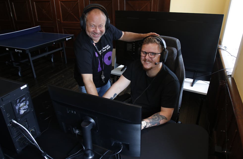 Magnar Birkeland (til venstre) og Andreas Isaksen inviterer gaminginteresserte barn til ungdomsklubbens lokale i Folkets Hus på måndagar. Foto: Frank Waal.