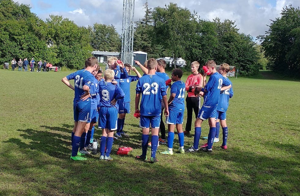 G15-laget til Sauda på cup i Danmark. Her har trenar Stian J. Nordvik peptalk før ein av kampane.