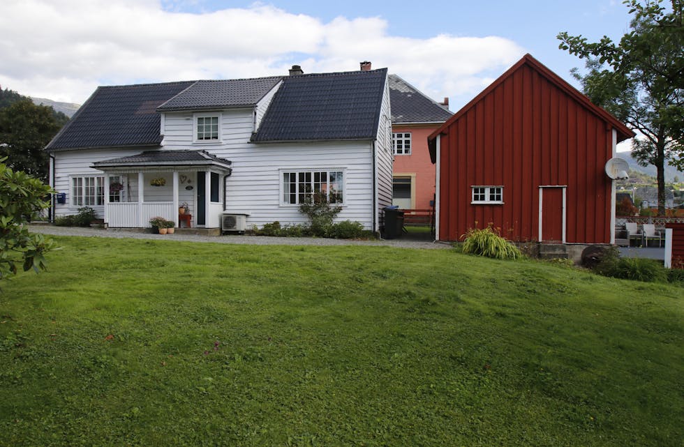 Eigarane av «Ivarshuset» i Rådhusgata ønsker å integrere uthuset til høgre som bustadareal. 