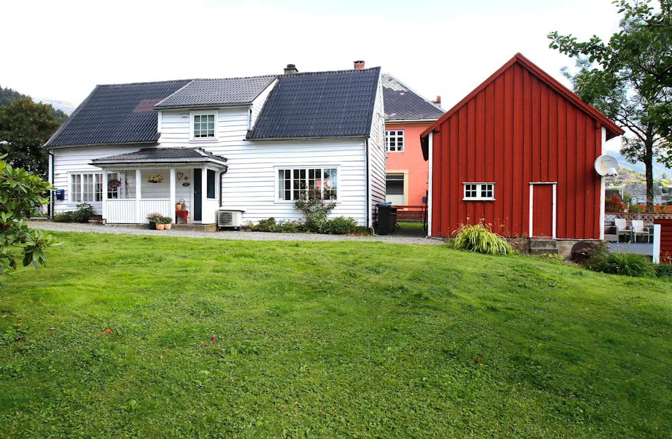 Det 158 år gamle Ivarshuset i Rådhusgata har 100 kvadratmeter bruksareal og ikkje full etasjehøgde. Huseigarane ønsker derfor å intergrere uthuset til høgre for å frigjere meir areal. 