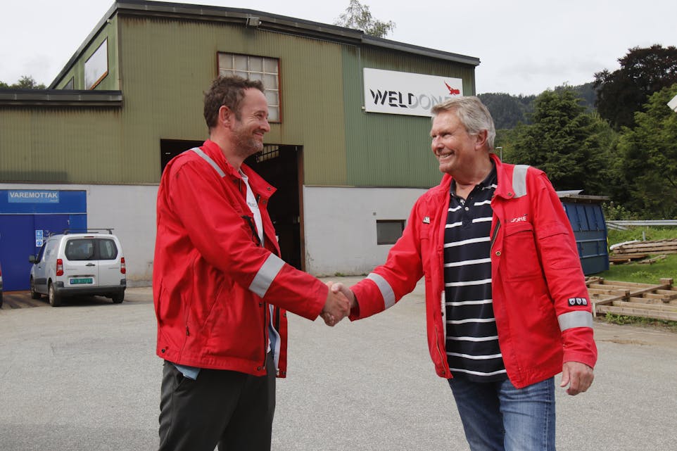 Ole K. Abotnes (til venstre) og Paul Rune Engebretsen er begge glade for at Weldone fortsatt vil ha lokalt eigarskap.
