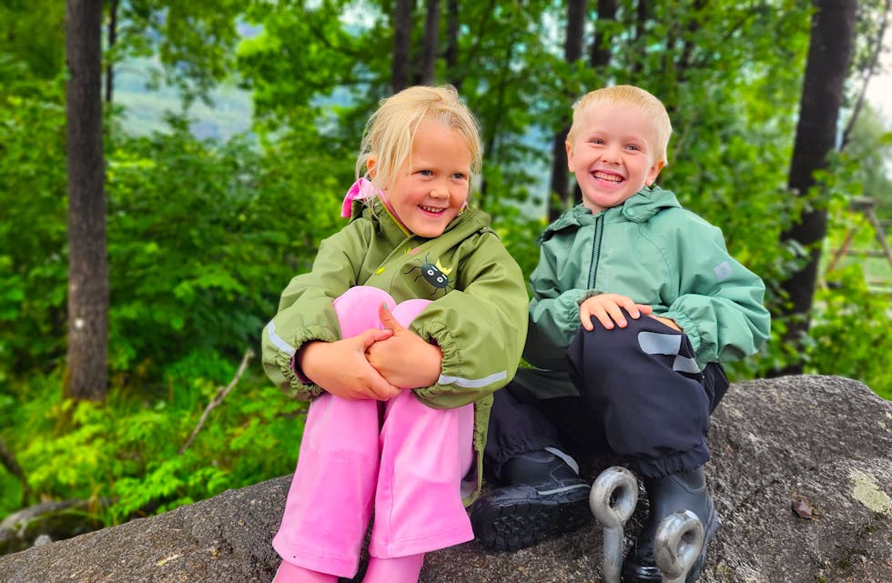 Femåringane Sanna Borlaug og Torje Bakke Hindrumsen er meir enn klar for å bli skulebarn. Dei gler seg aller mest til å vere saman med venene sine, og er spente på korleis det blir med lekser og medbragt mat.