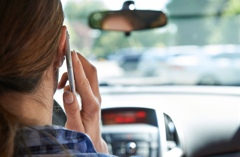 Mobilbruk mens ein kjører bil blir straffa med høge bøtesatsar. Illustrasjonsfoto.