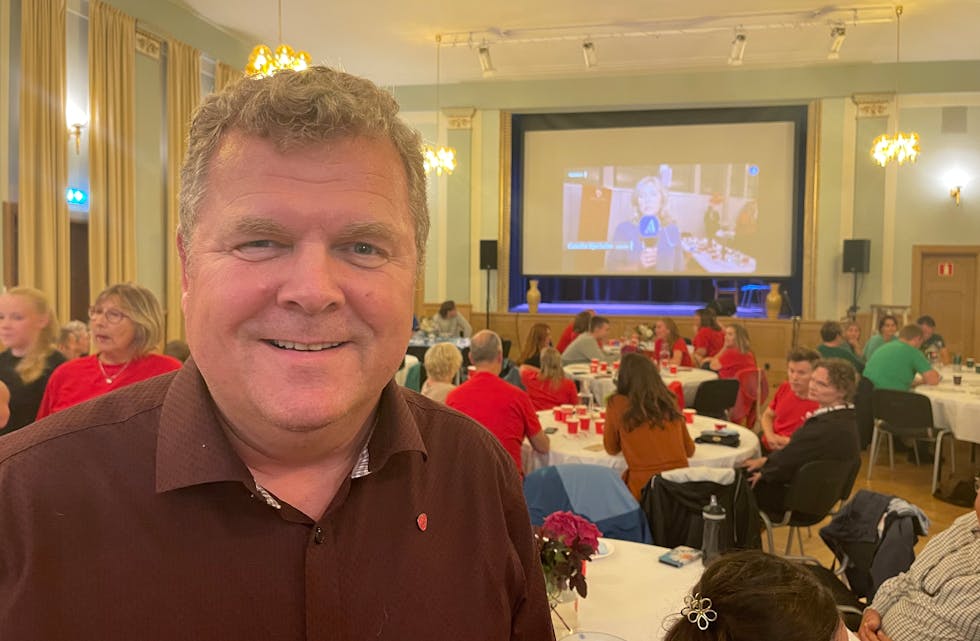 Asle Rafdal har all grunn til å smile over ein plass i fylkesutvalet. Her frå valvaken på Sauda Klubb måndag kveld.