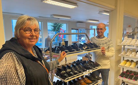 Ingrid Åbø har drifta Eurosko-butikken i Sauda sidan september 2002. Sidan mai har ho vore heilt avhengig av at pensjonist-ektemannen Odd Bjarte har trødd til for å halda butikken open. I august neste år gir dei seg for godt i skobransjen. 