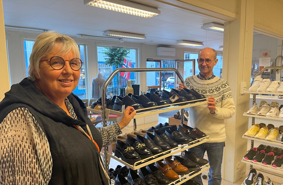 Ingrid Åbø har drifta Eurosko-butikken i Sauda sidan september 2002. Sidan mai har ho vore heilt avhengig av at pensjonist-ektemannen Odd Bjarte har trødd til for å halda butikken open. I august neste år gir dei seg for godt i skobransjen.