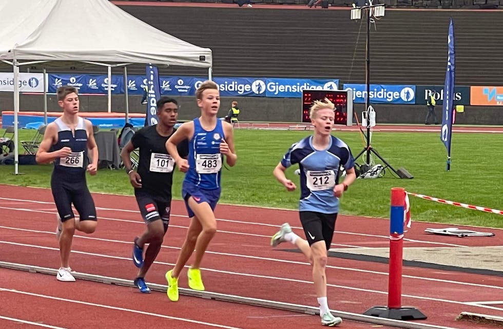 Iver Bastlien (nummer to på bildet) og Torben Djuv Søfting fikk det tøft i sine løp i ungdomsmesterskapet i friidrett i Bergen. 