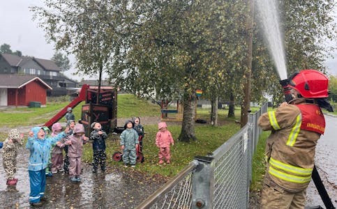 Barna i Leabøen barnehage i Saudasjøen blei dusja av brannmeister Stein Erik Gulbrandsen. 