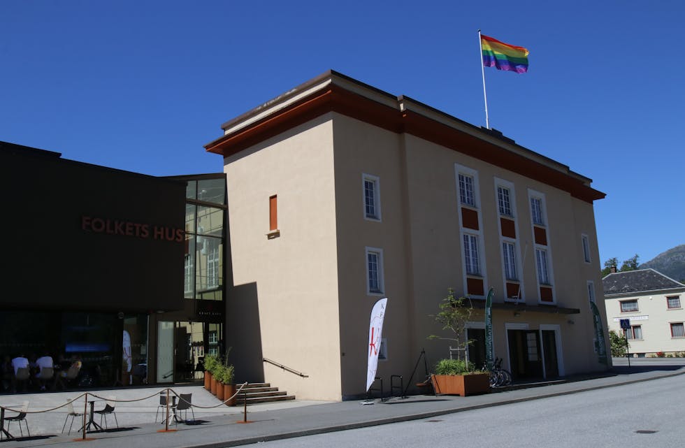 Her vaiar regnbogeflagget over Folkets Hus. Juni neste år vil flagget vaie fra to offisielle flaggstenger på Rådhusplassen.