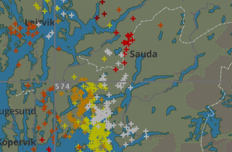 Det er fleire bølgar avlen og torden på veg innover mot Sauda. Skjermbilde visar lyn i sanntid, og er tatt klokka 08.00 onsdag morgon.