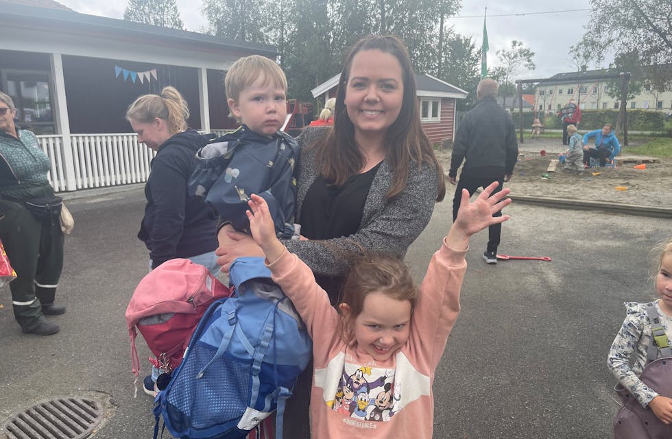 Lena Stråbø Olsen, her med borna Emilia (5) og Luka (2), er glad for halverte barnehageprisar i Sauda neste år. Det gir småbarnsfamiliar fleire tusen ekstra å rutta med – kvar månad.