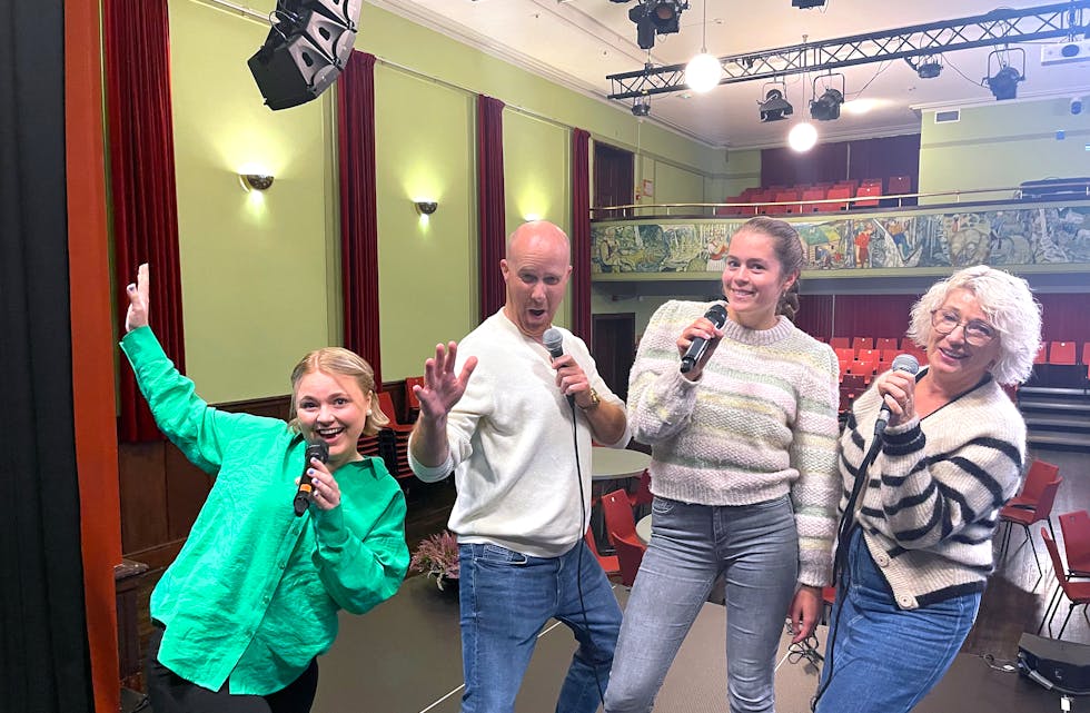 Her er fire av dei sju saudabuane som tok utfordringa om å synga saman med Hjelmeland storband. Frå venstre: Malene Steen Nordbø, Odd Atle Saltvik, Ingrid Fatnes og Astrid Espeland. Rune Klimek, Karl Erik Handeland og Johnny Handeland var ikkje til stades då bildet blei tatt.