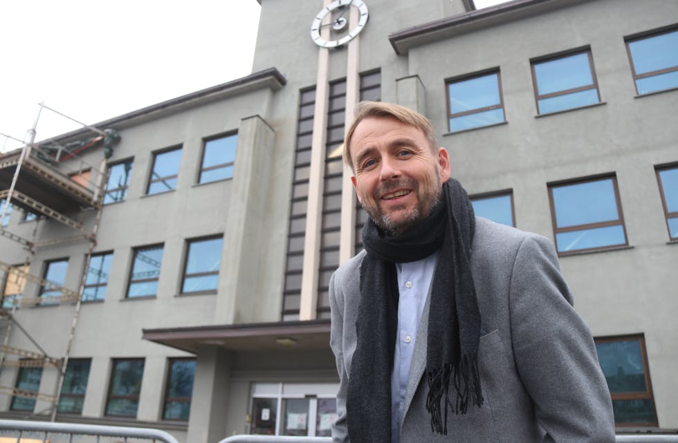 Sommaren 2021 blei rådhuset stengt for å gjennomgå ei totalrenovering innandørs. Nå er kommunedirektør Vegard Thise sikker på at det blir innflyttingsklart til 1. desember i år.