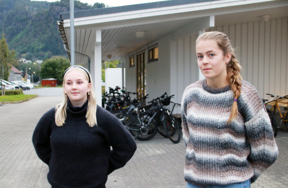 Ella Aabø Hansen (til venstre) har vore med i ungdomsrådet, Ingrid Fatnes er nyvalt medlem i det nye ungdomsrådet. Bildet av jentene er tatt i samband med ein nyhetsartikkeln hausten 2022. Arkivfoto. 