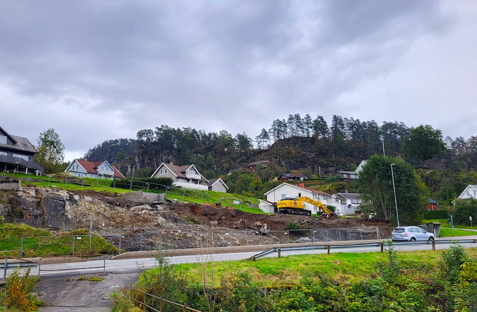 I samband med sprengingsarbeidet vil vegen bli stengt i korte periodar på inntil omlag 15 minutt.