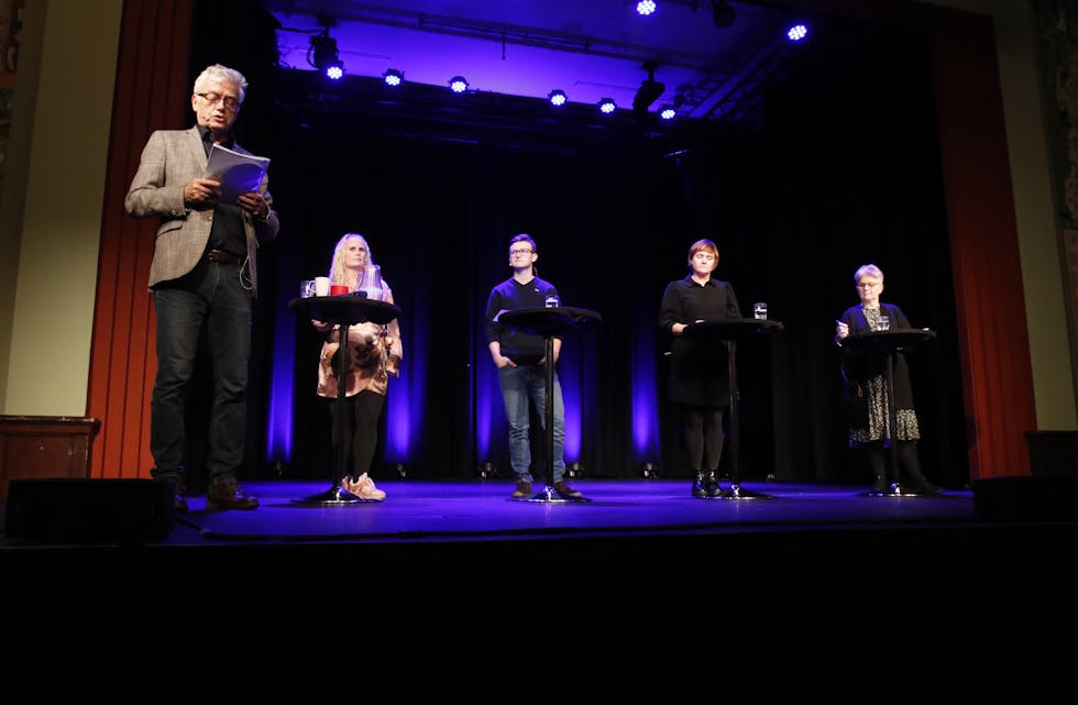 Panelet under legedebatten i Folkets Hus måndag kveld, frå venstre: Tom Hetland (debattleiar), Inga-Cecilie Sørheim (lege), saudaordførar Håvard Handeland (Ap), stortingsrepresentant Margret Hagerup (H) og stortingsrepresentant Tove Elise Madland (Ap).