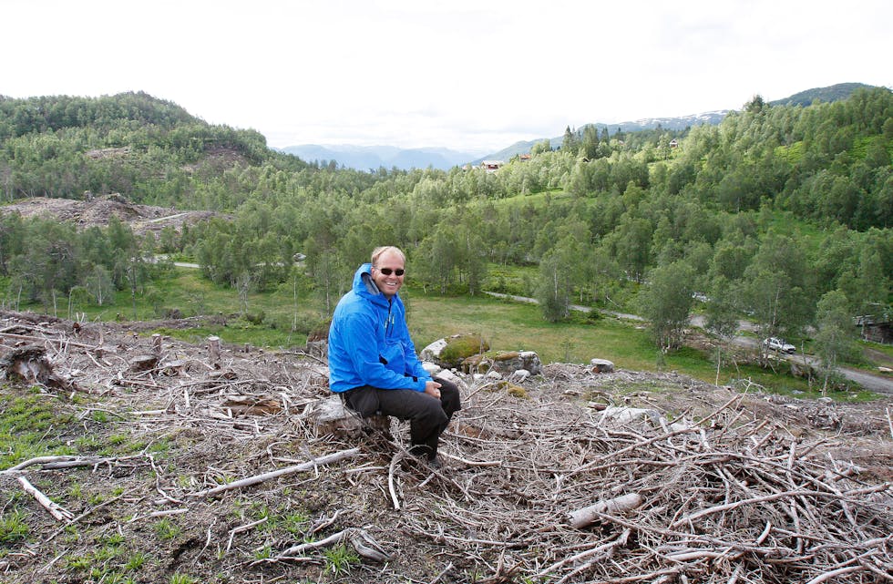 Åtte år etter at grunneigar Lars Reidar Fosstveit stilte opp på dette bildet og fortalte om utbyggingsplanane i Nordstøldalen, har han nå fått godkjenning til å